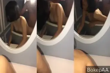 Doggy sama pacar seksi depan cermin