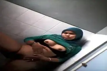 Dosen Jilbab Hijau Pamer Tete Di Toilet